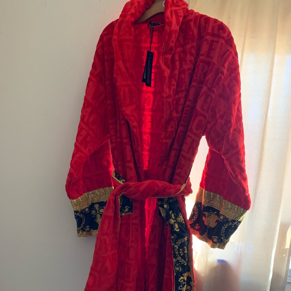 Not accepting offers authentic NWTVersace mensrobe